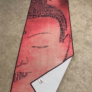 Manduka Yogitoes towel w grips on back